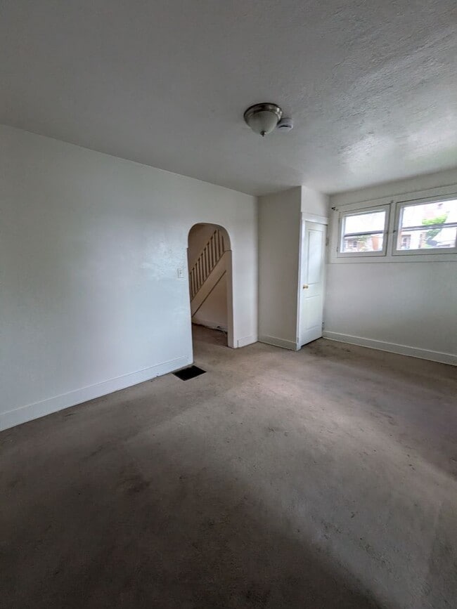 Building Photo - 2 bed 1 bath home with large living room a...