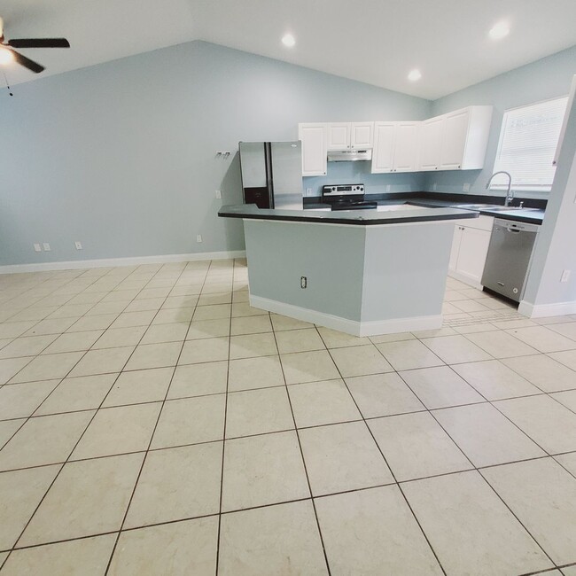 Building Photo - 777/779 Bedford Drive