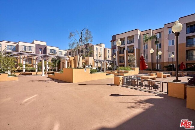 Building Photo - 360 W Ave 26