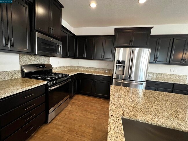 Building Photo - 742 Iris Dr