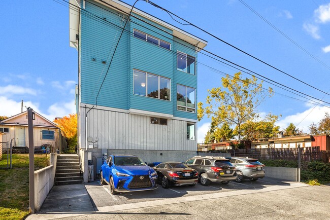 Building Photo - West Seattle Townhome - 3 Bedroom 2.5 Bath...