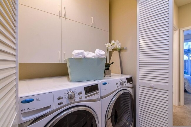 Building Photo - Spacious 3-Story Home, A/C, 3 Master Suite...