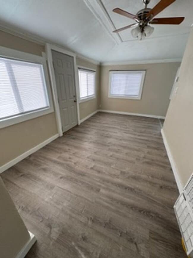 Building Photo - 2 Bedroom Pet Friendly Home now available