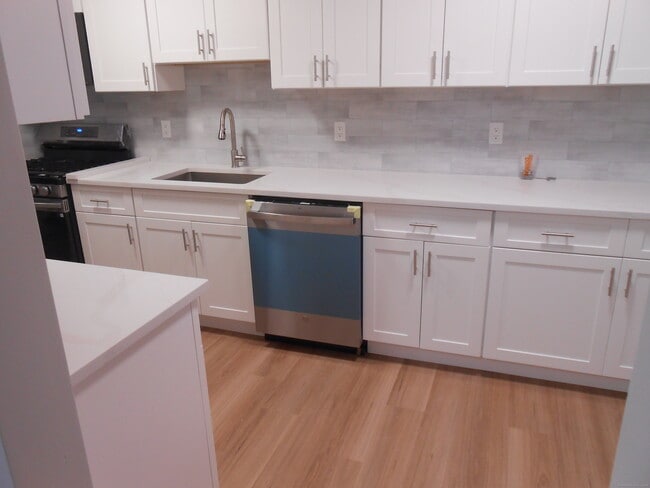 Building Photo - 50 Greenhouse Rd