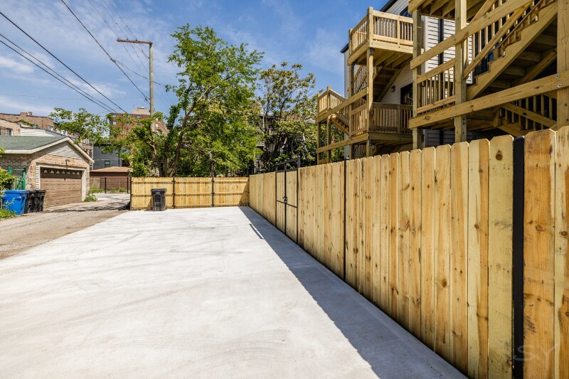 Building Photo - 6050 S Eberhart Ave