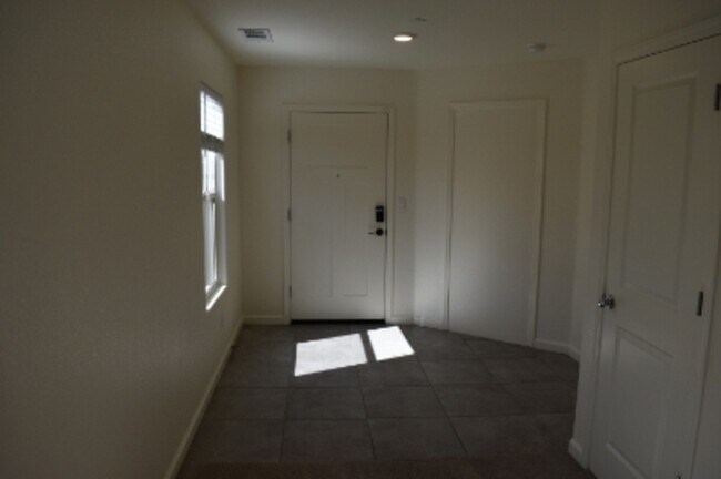 Building Photo - 624 Suzanne Dr