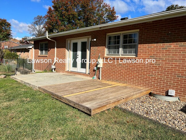 Building Photo - Three Bedroom Brick Ranch with Fenced Yard...