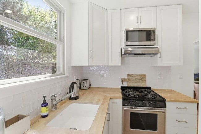 Building Photo - 566 E Crescent Dr