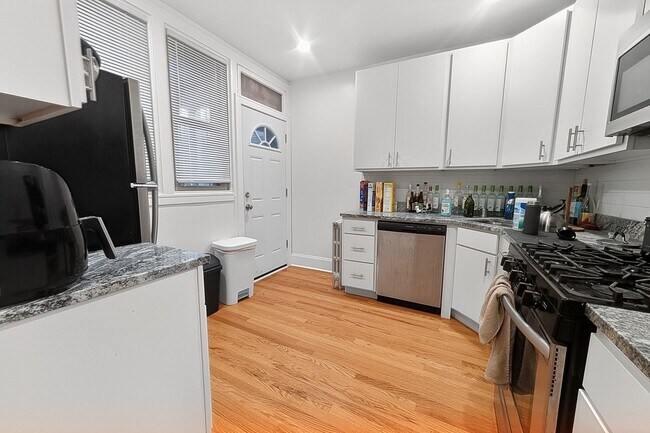 Building Photo - Bright and Sunny Updated 3-bed/1-bath near Loyola