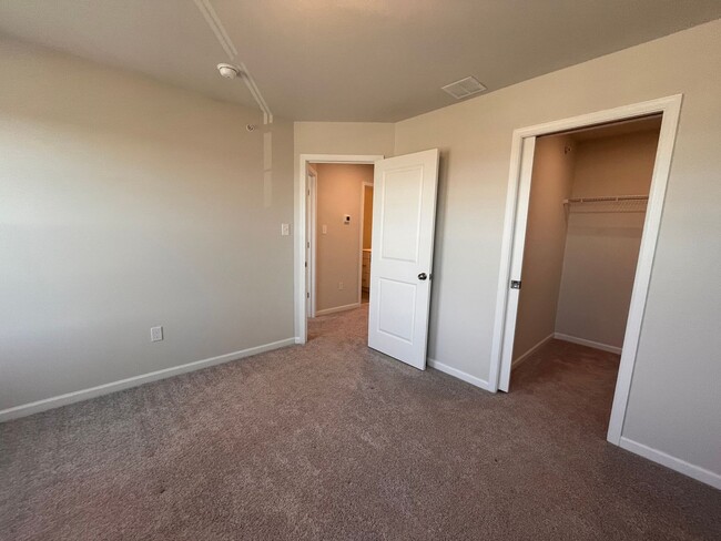 Building Photo - Move- In Ready 3 Bedroom Townhome!