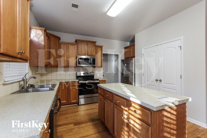 Building Photo - 8305 Stone Crest Dr