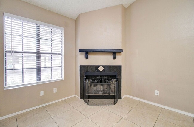 Building Photo - 921 W University Dr