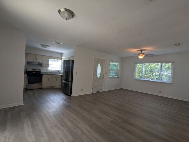 Building Photo - 2 bedroom/ 2 bath in Turkey Creek Forest