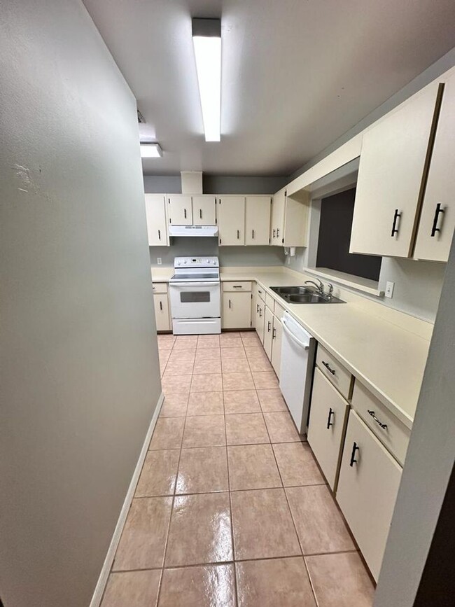 Building Photo - 505 Bristol Dr