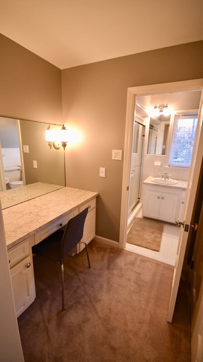 Building Photo - 5755 Doncaster Dr