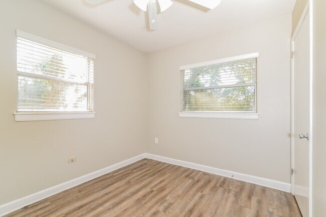 Building Photo - 132 Alder Ave