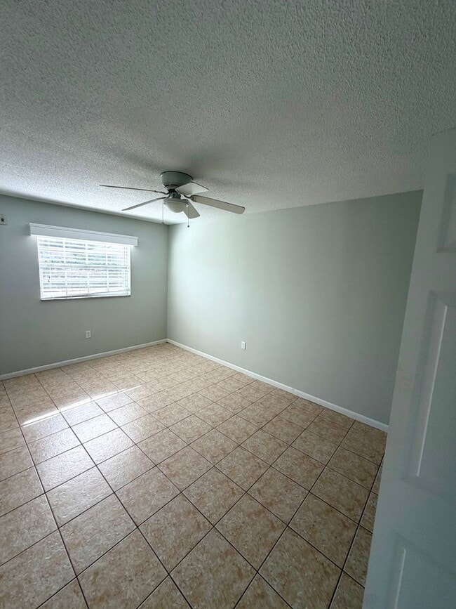 Building Photo - Popular Location 2/1