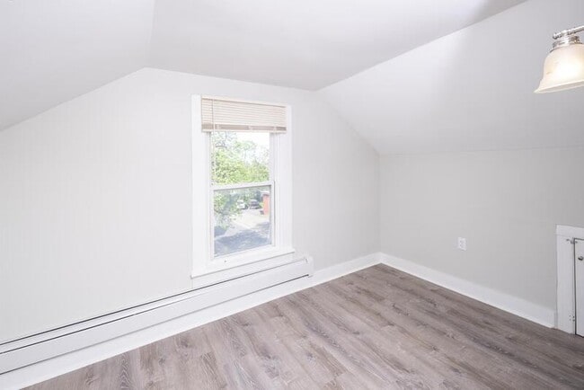 Building Photo - 338 Saratoga St