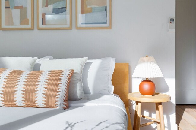 Building Photo - 628 10th Ave E