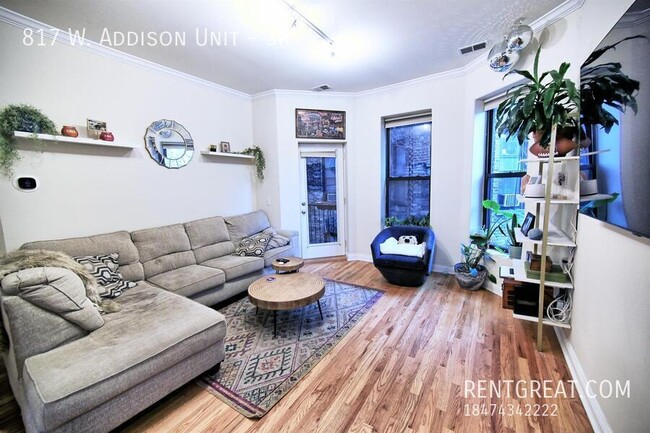 Building Photo - 817 W Addison St