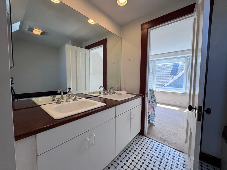 Master Bathroom - 104 Hancock St