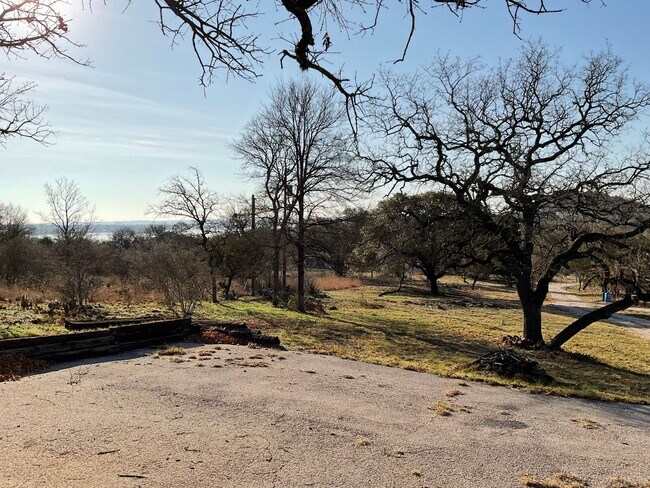 Building Photo - Gorgeous 2 Bedroom, 2 1/2 Bath Home  with BONUS room in Sunrise Beach, TX.