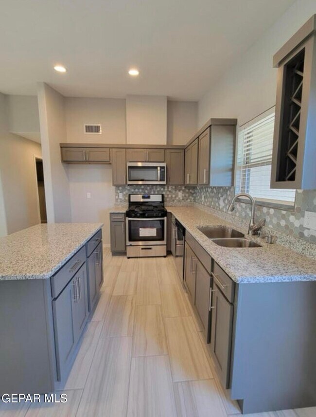 Building Photo - 15017 Dream Ct