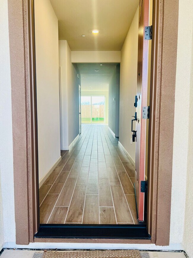 Building Photo - Beautiful 4 bed/2 bath Meritage Home in El...