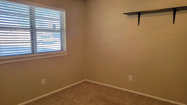 Building Photo - Leasing now! Cozy and comfortable 3/2/2 Brick Home Available for August