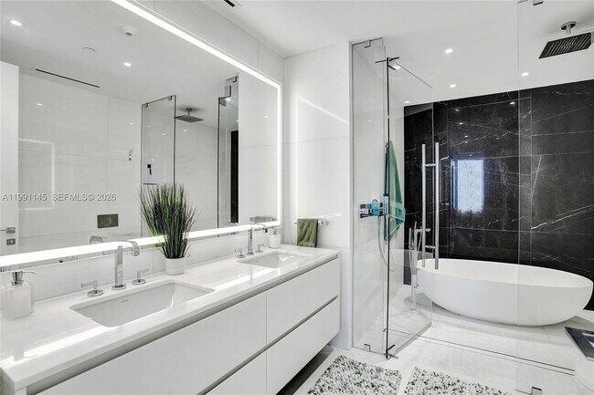 Building Photo - 300 Biscayne Blvd Way