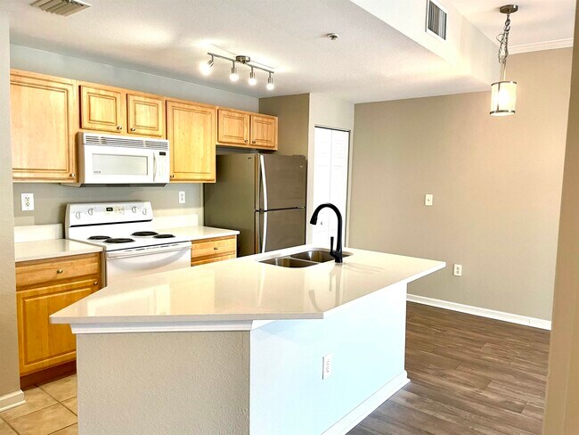 Building Photo - 425 S Villa San Marco Dr