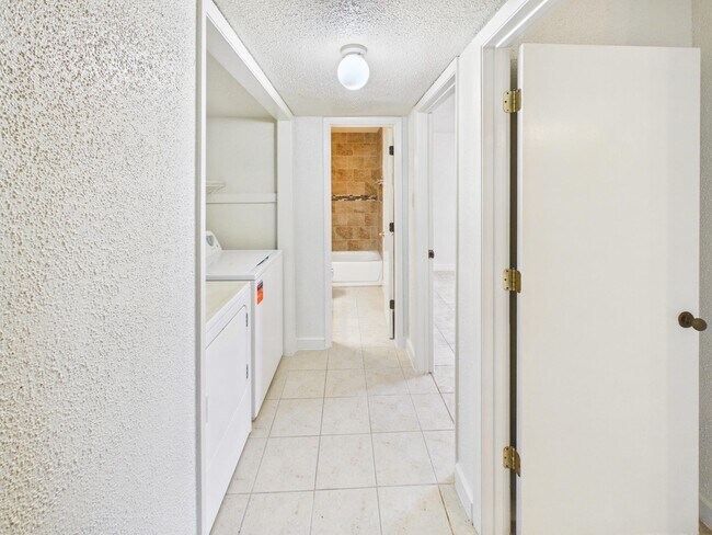 Building Photo - 1505 Oakdale Cir