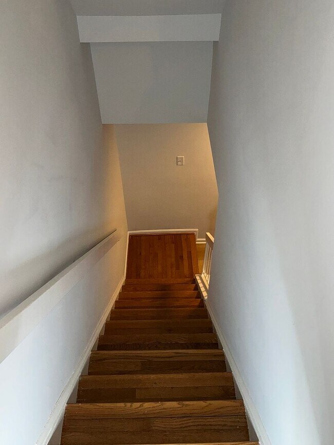 Building Photo - Very well maintained 3BR 3.5BA 3 level Colonial Townhome with fully fenced yard