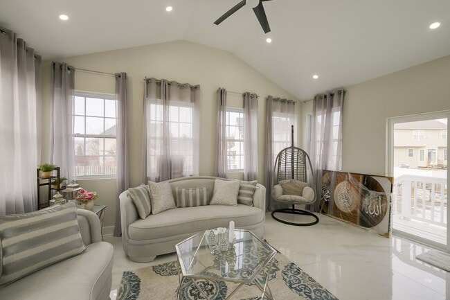 Building Photo - Luxurious Single Family Home in Emerald Farm