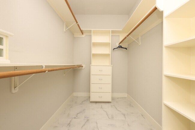 Building Photo - 9715 Riddlewood Ln