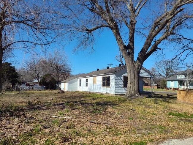 Building Photo - 901 Johnson St