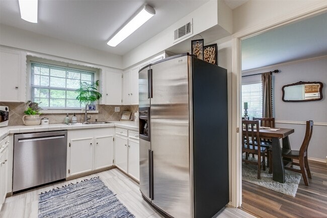 Building Photo - 9551 E Lake Highlands Dr