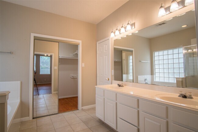 Building Photo - 3710 Heritage Colony Dr