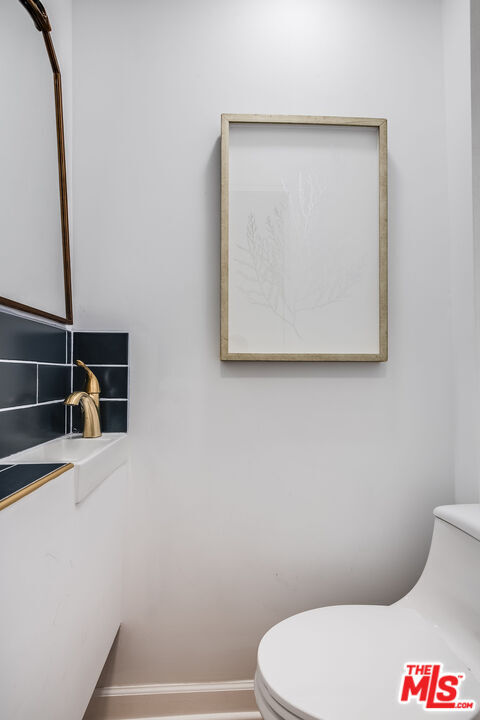 Building Photo - 3323 N Knoll Dr