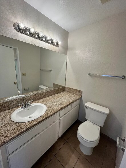 Building Photo - 636 E Verdugo Ave