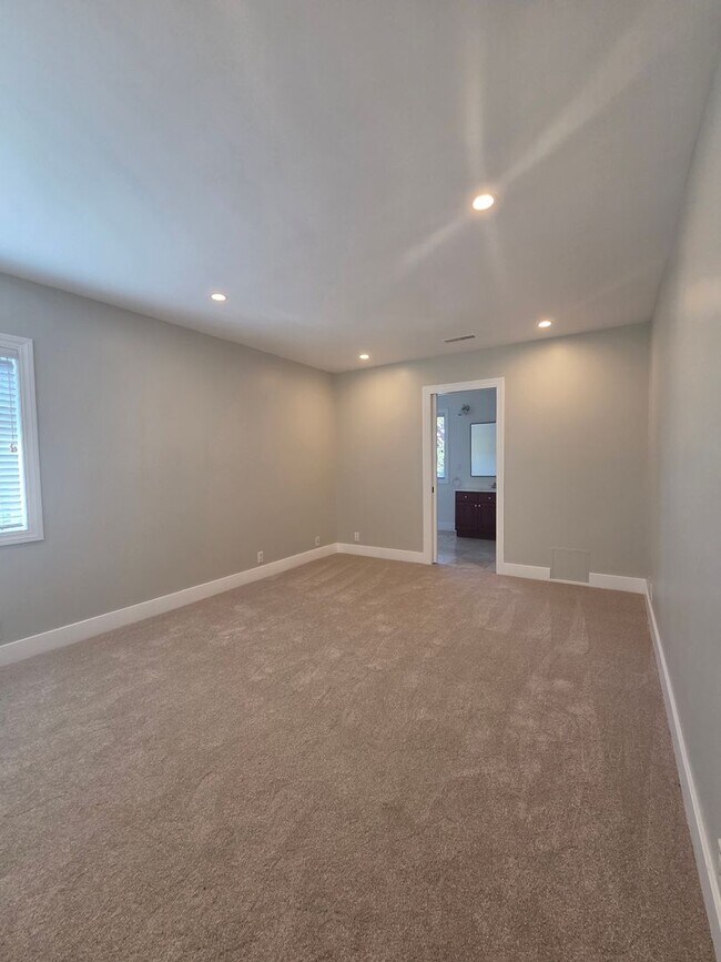 Building Photo - West Side Petaluma Gem- Beautiful 3 bedroom 2 bathroom