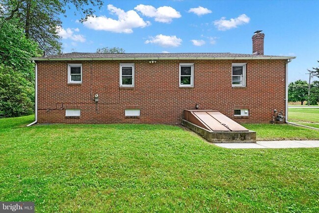 Building Photo - 260 Paradise Rd