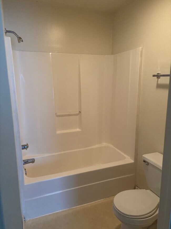 Building Photo - 3 bedroom 2 bath home