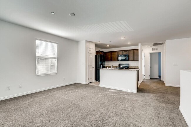 Building Photo - 3 Bedroom Townhouse in a Gated Northeast Community Near Nellis Air Force Base