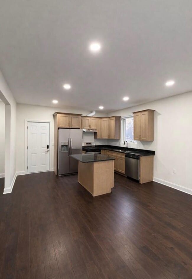 Building Photo - 2544 Eastlawn Ave