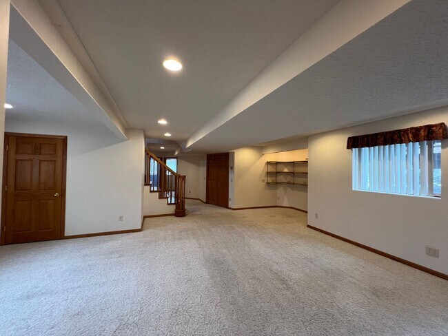 Building Photo - Gorgeous 5 Bed, 2.5 Bath Single-Family Home!