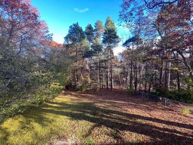 Building Photo - Three Bedroom Duplex in Rockford!