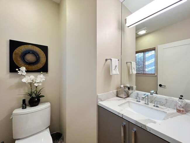 Building Photo - 945 Augusta Cir
