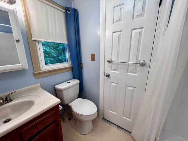 Building Photo - Large 6 bedroom home with Pool in Virginia Beach
