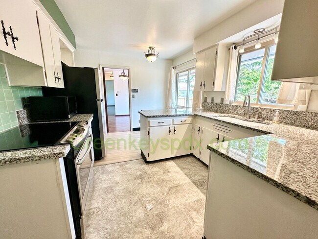 Building Photo - 3-Bedroom, 1.5-Bathroom House in Concordia...